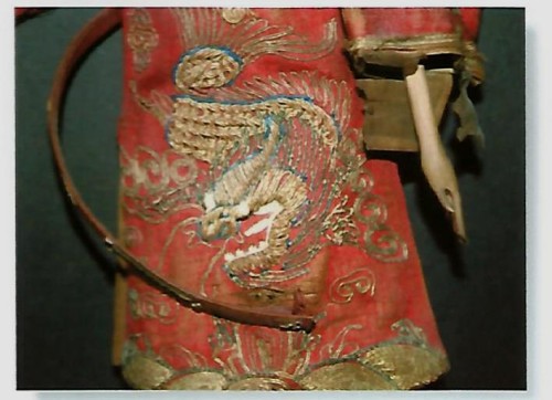 Figura 5. Decorazione frontale: mang drago a quattro artigli, prima del restauro